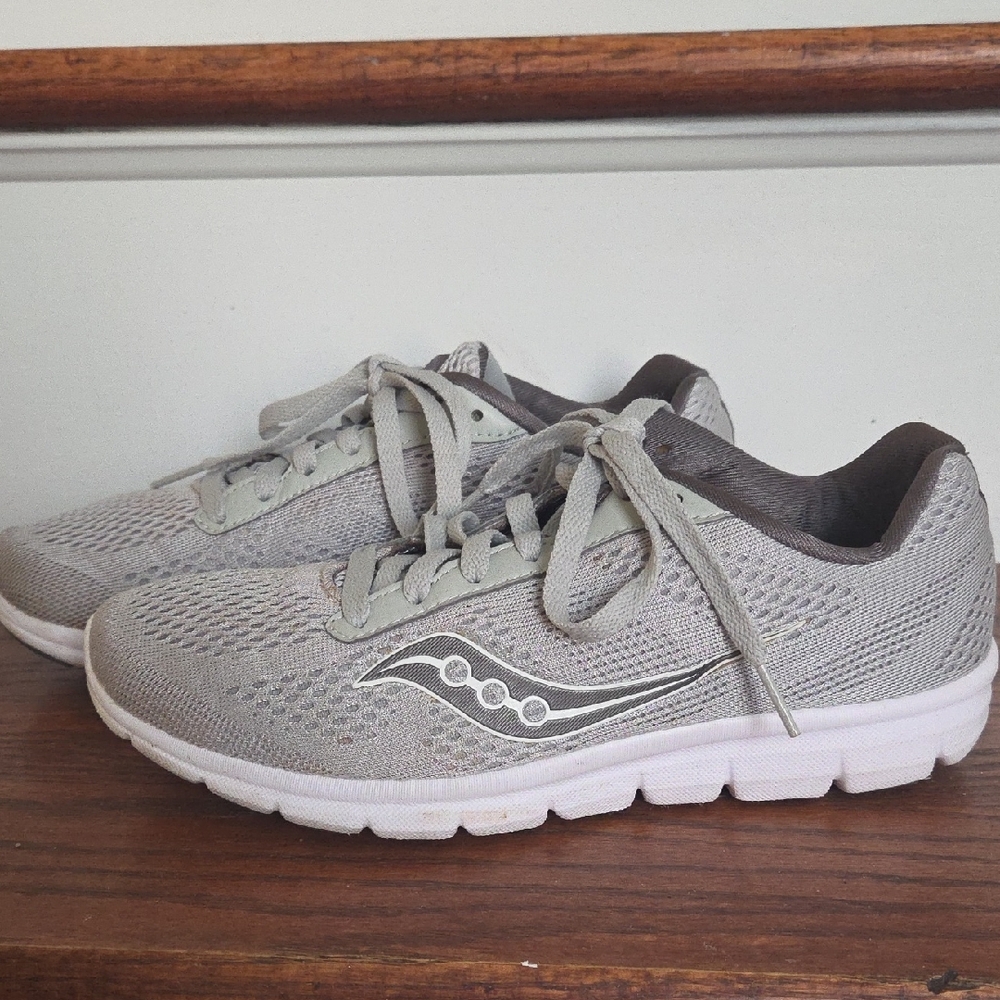 Saucony Grid Womens lightweight running shoe in grey size 7.5